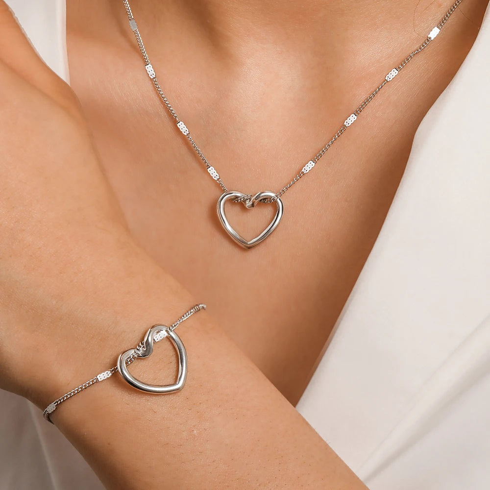 Conjunto de Joias (Colar + Pulseira) Coração Torcido em Aço Inoxidável - Luxo e Sofisticação para Momentos Especiais