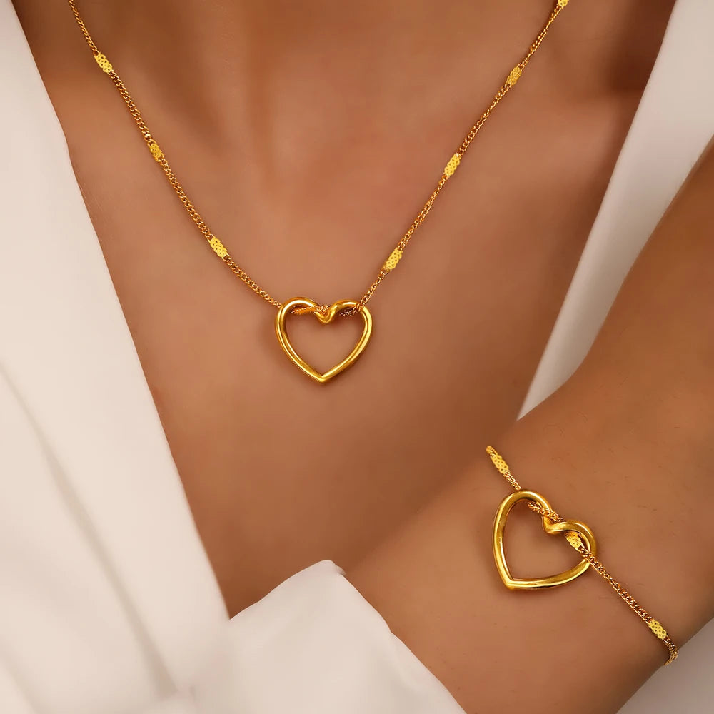 Conjunto de Joias (Colar + Pulseira) Coração Torcido em Aço Inoxidável - Luxo e Sofisticação para Momentos Especiais