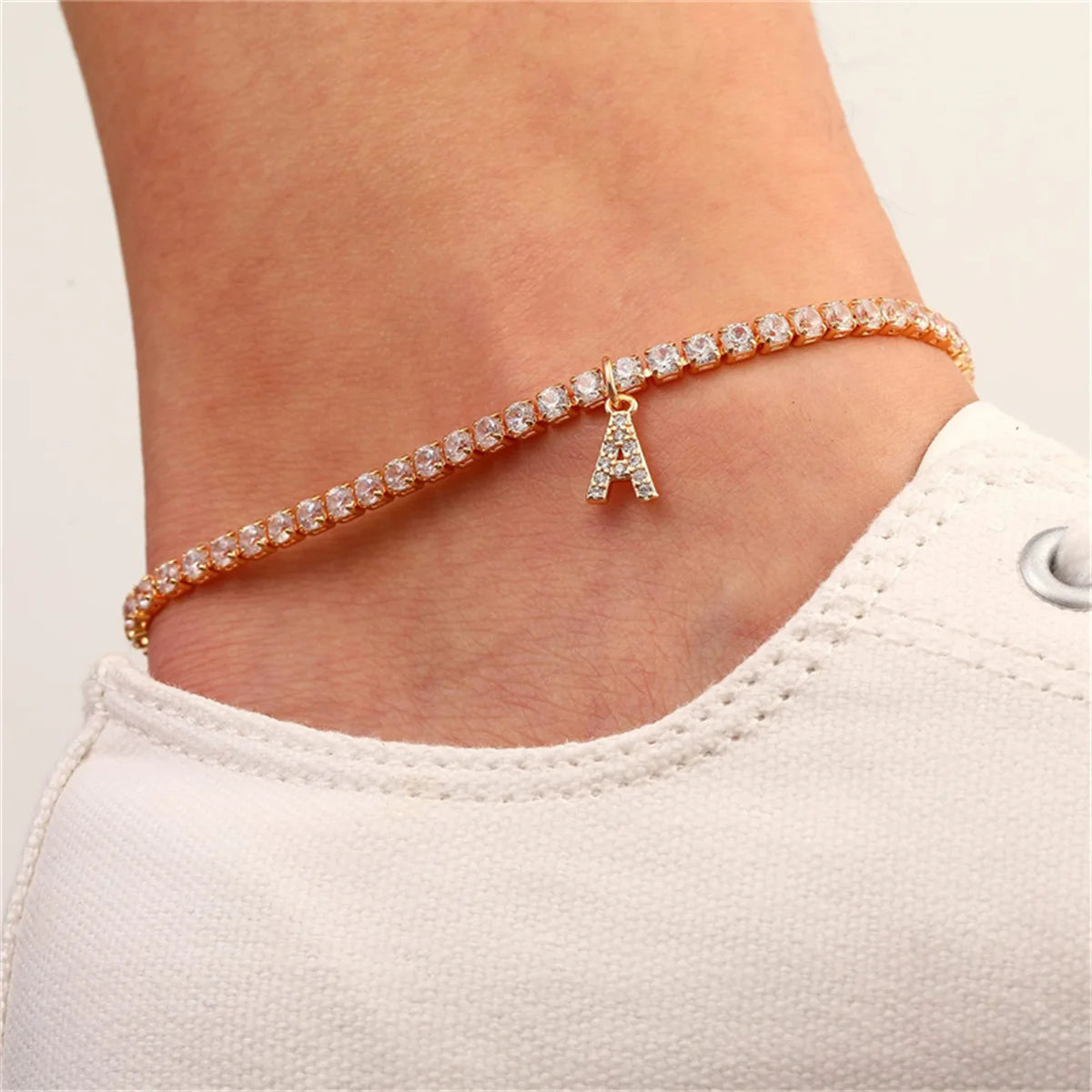 Pulseira de Tornozelo com Inicial de A a Z cor em Ouro com Pedras de Zircônia